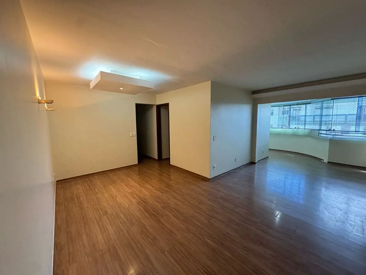 SQN 107 - Andar alto com vista livre.Apartamento na melhor localização da Asa No...