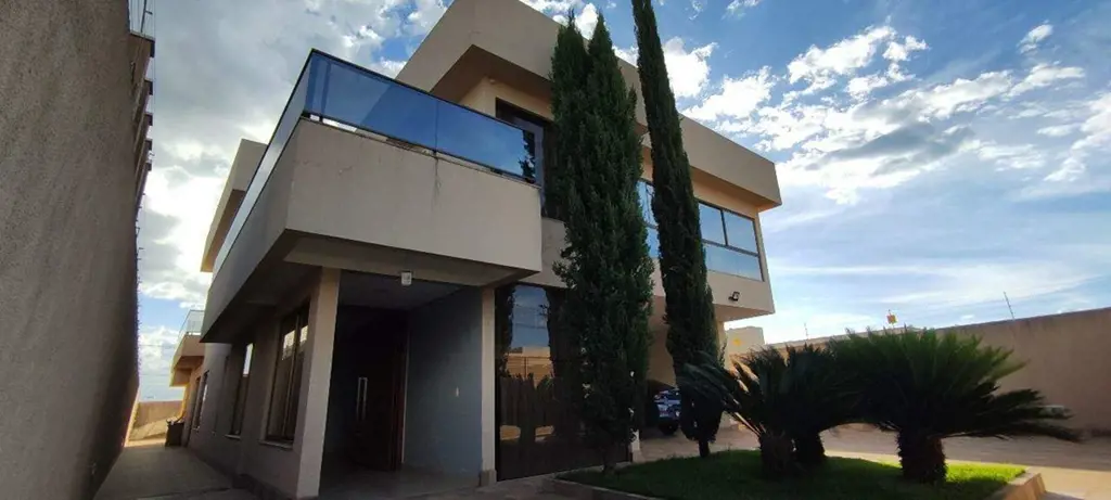 Seu Refúgio Perfeito com Vistas Deslumbrantes!Bem-vindo a esta imponente casa, o...