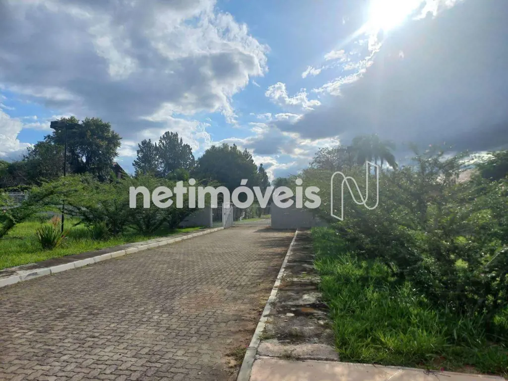 Lote com 2500m² de área total, com acesso a uma ampla área verde, em condomínio ...