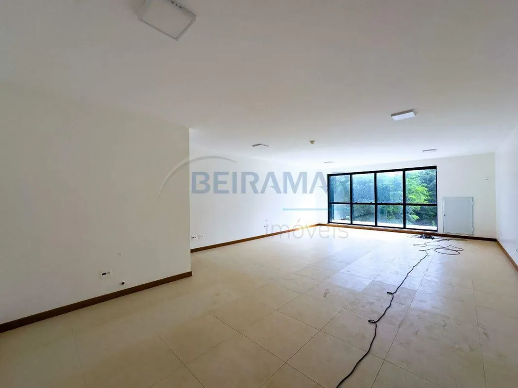 O Edifício Imperador, localizado na SEPN 513 Bloco D, oferece uma excelente opor...