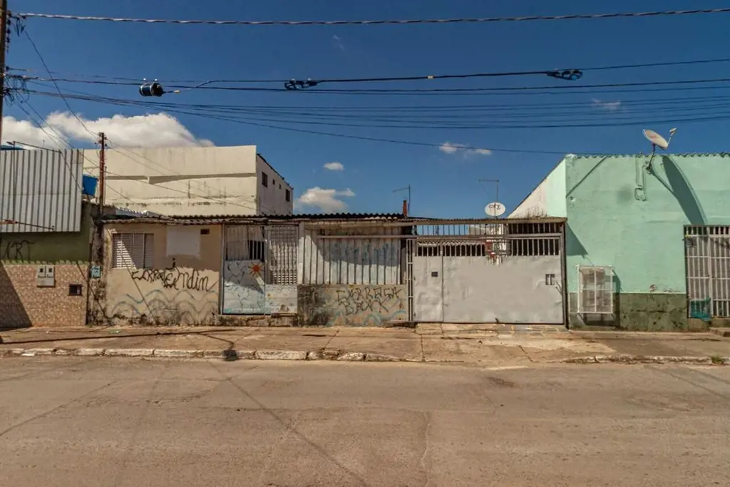 QNM 4 - 2 Casas no Lote Imóvel composto por:Casa da Frente:3 Quartos, sendo uma ...