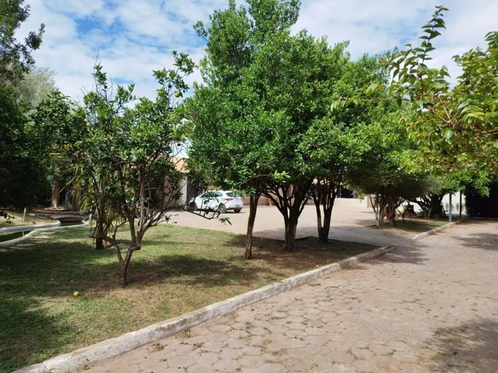 Amplo lote com jardim e área de lazer, ideal para quem gosta de espaço eImóvel c...