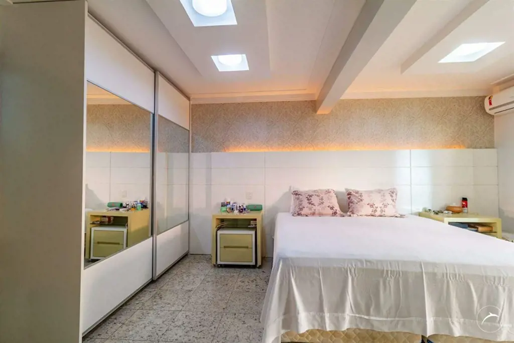  Esta cobertura vazada oferece um estilo de vida luxuoso e confortável, com espa...