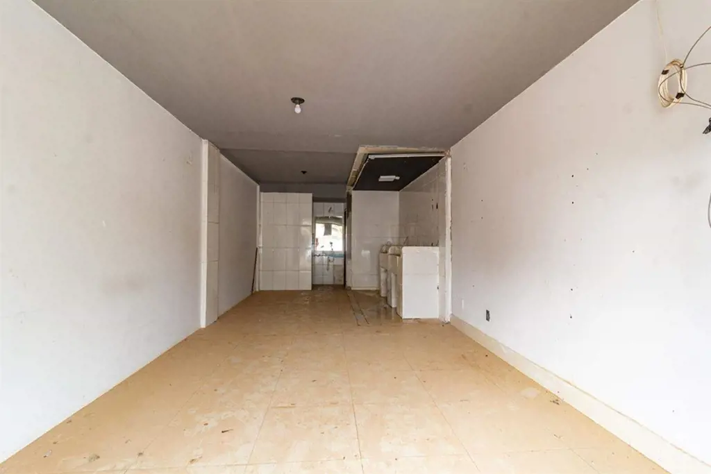 36,25m² de espaço, com piso em porcelanato, portas de aço e um banheiro.Localiza...