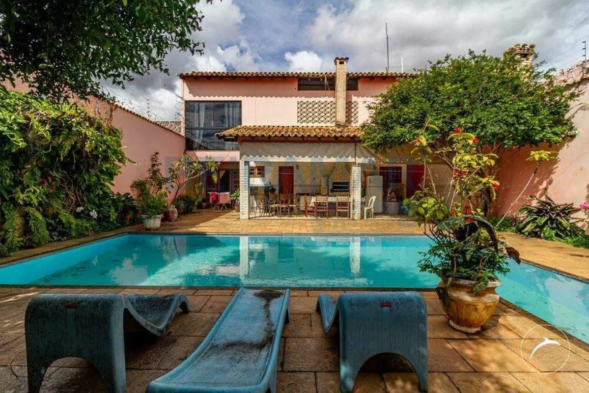 Casa Ampla com 4 Quartos (2 Suítes), 287m², Piscina e Churrasqueira - QND 52, Ta...
