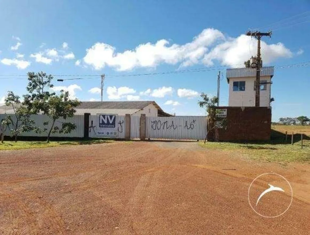 Localizado de frente para a BR 040, na entrada de Santa Maria, este amplo terren...