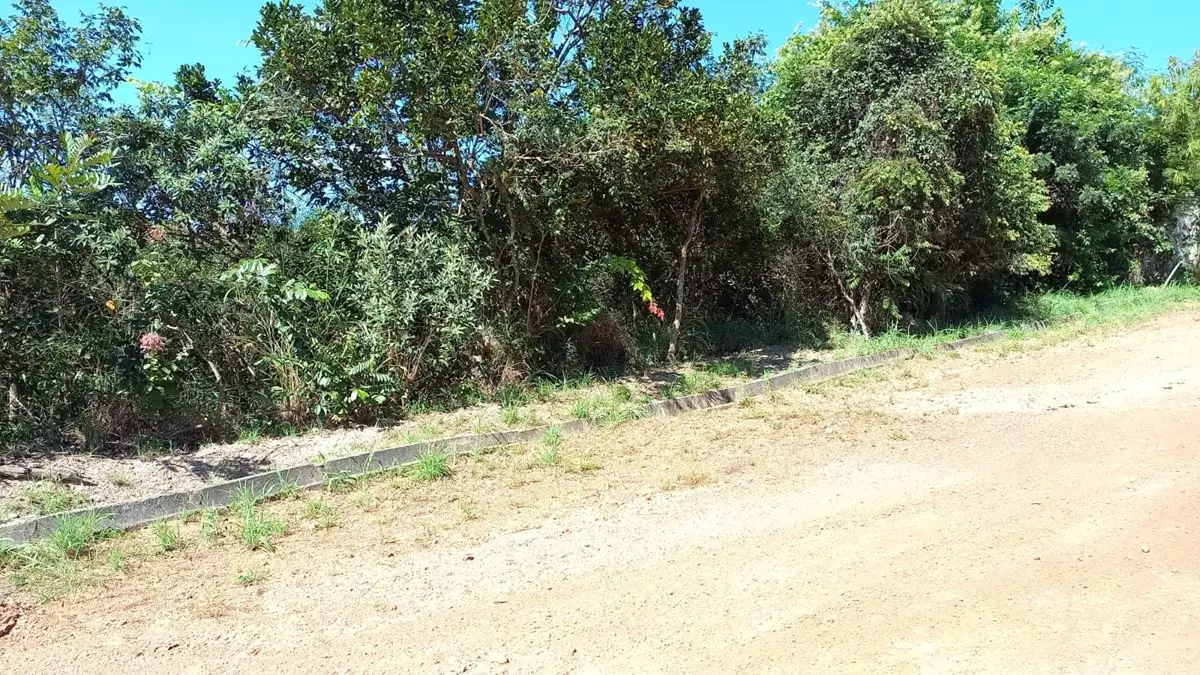 Cond. Solar da Serra qd 8 lote 5. Ótimo Lote com cerca de 1.806,64 m2, com peque...