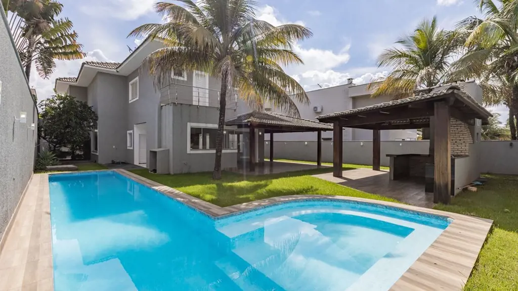 O Sobrado está localizado no condomínio Jardins Paris, com 450 m², 04 suítes ple...