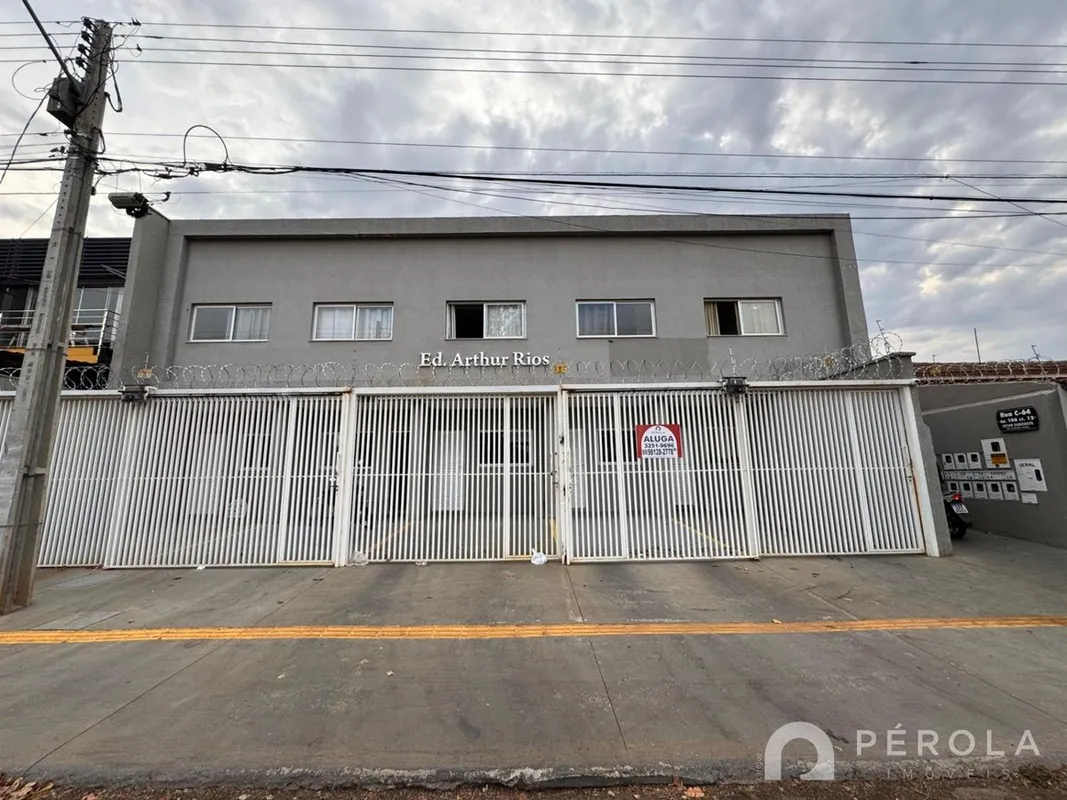 Kitnet com um quarto, banheiro social e cozinha conjugada com área de serviço. C...