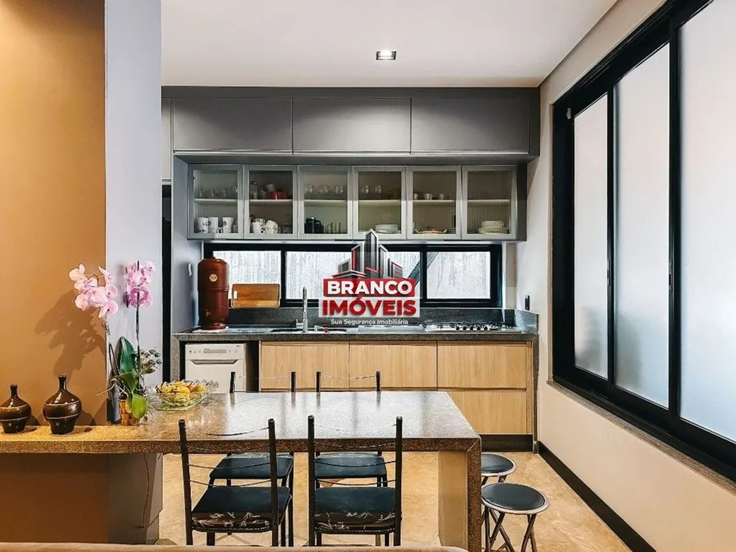 BRANCO IMOVEIS VENDE LINDA CASA NA QE 54 Imagine-se entrando em um mundo de sofi...
