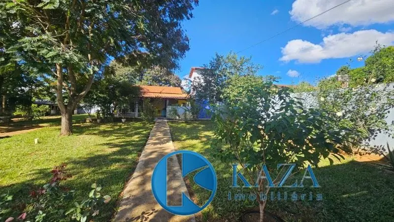 A chácara é toda murada possuindo uma casa na laje de 02 quartos, sala, cozinha ...