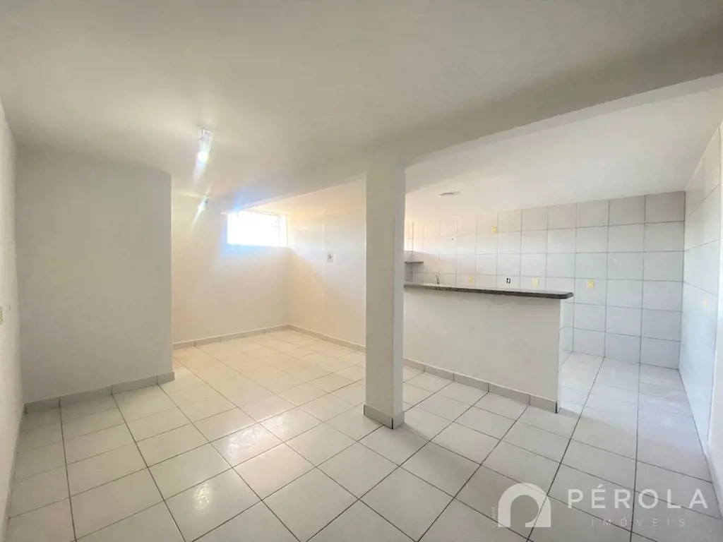 Explore este charmoso apartamento com dois quartos, uma sala espaçosa para dois ...