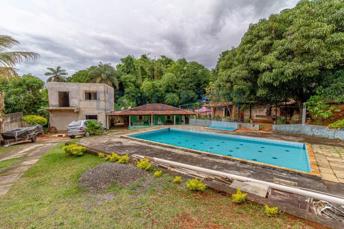 Se você busca um imóvel espaçoso, com duas casas independentes e uma excelente á...