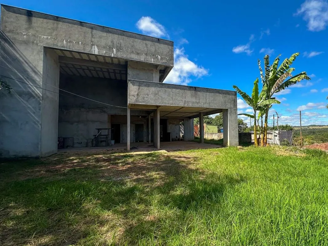 O Futuro da Elegância: Casa Moderna em Construção com Vista para a NaturezaCada ...
