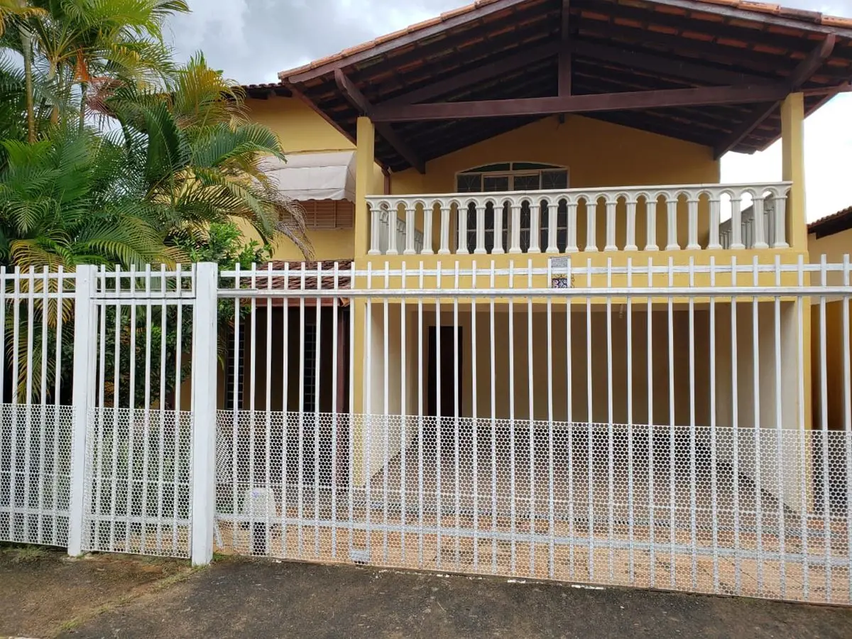 VENDO CASA NO CONDOMÍNIO ESTÂNCIA JARDIM BOTÂNICO.São 4 quartos sendo 2 suítes, ...