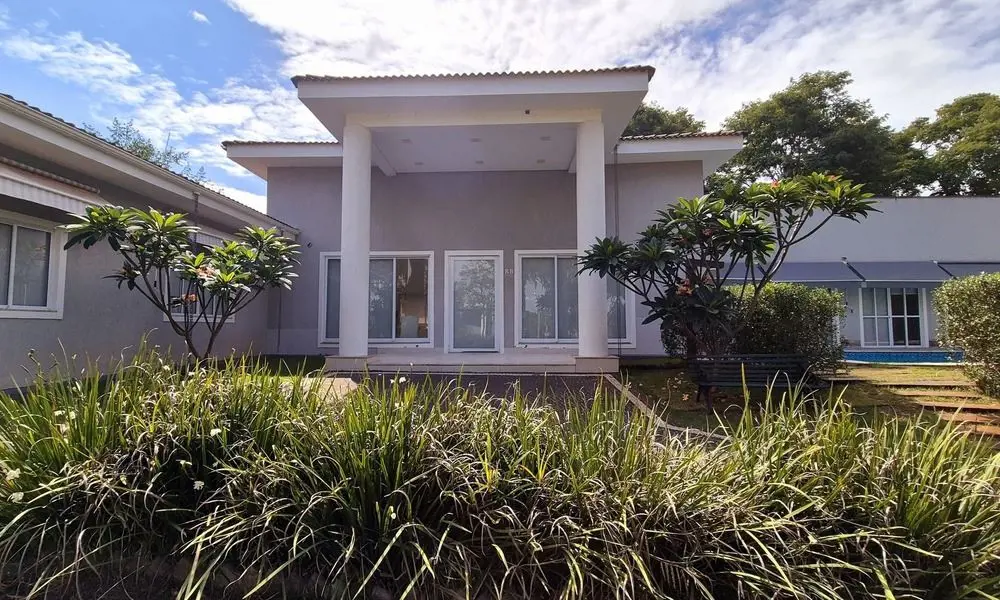 CASA TÉRREA ESPETACULAR EM TERRENO COM VISTA PARA MATA E LAGO.Com uma fachada es...
