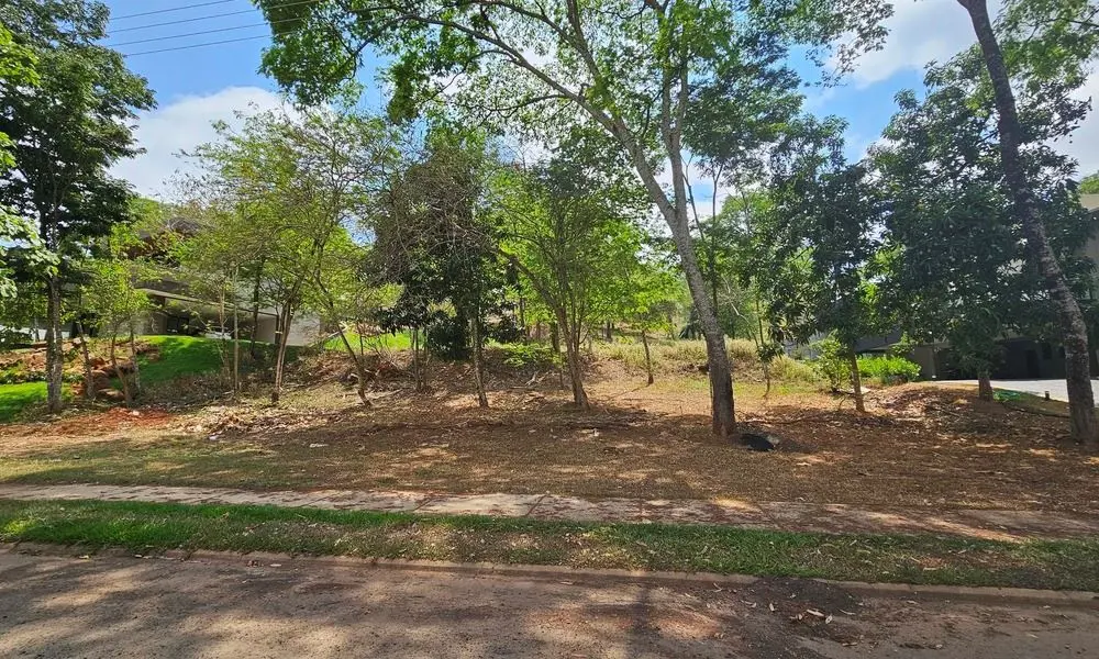 Belo terreno com localização privilegiada na avenida Floresta. Linda vista para ...