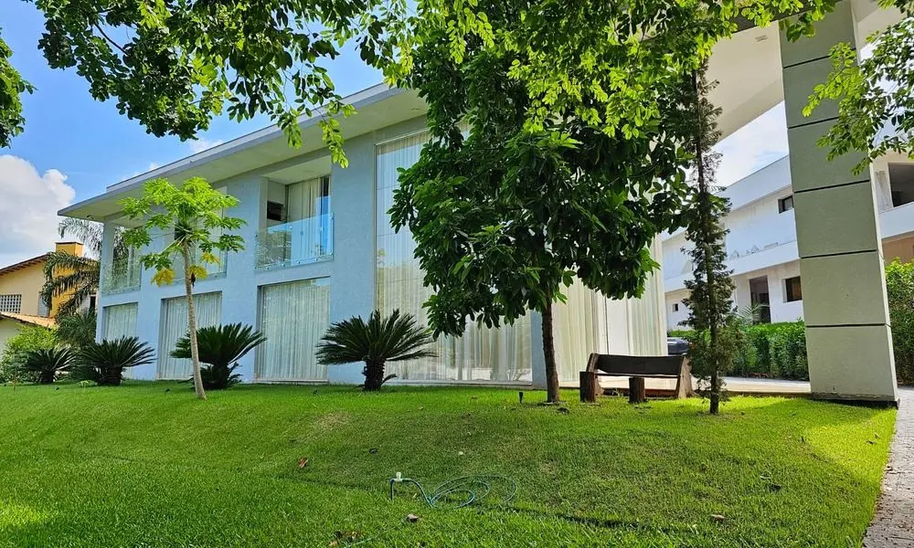 Casa imponente de esquina no Aldeia do Vale.Térreo com sala de estar social, lav...