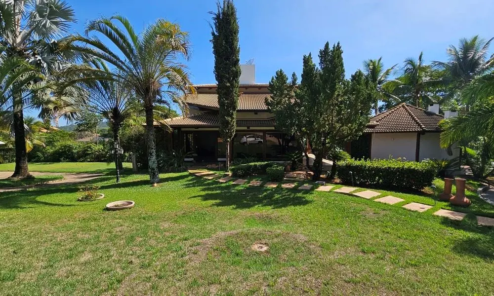 Sobrado com excelente localização no centro do condomínio, lateral de vale com v...