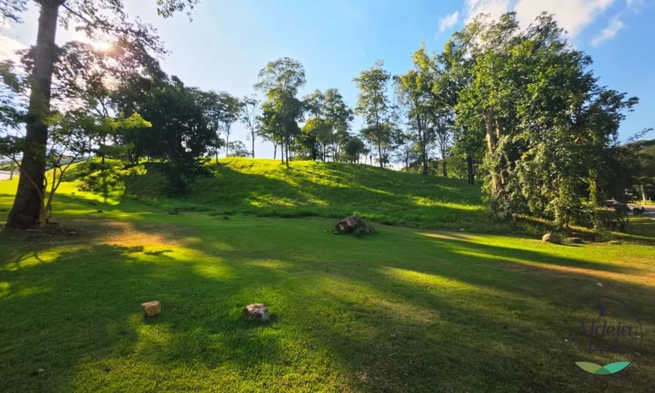 Espetacular terreno de esquina em aclive no Condomínio Aldeia do Vale. Possui um...