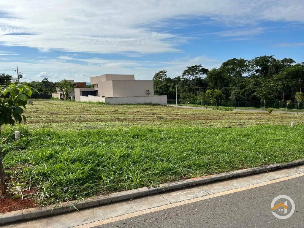 Lote no Terras Alpha 1, Senador Canedo.Área do terreno: 360 m²Próximo a mata e u...
