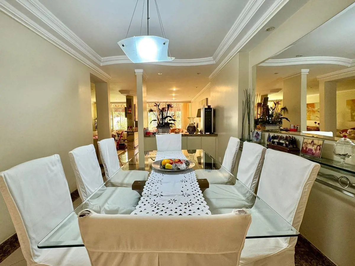 Oportunidade!Casa de 3 andares na Quadra 707 da Asa Sul.Características:• 380m²•...