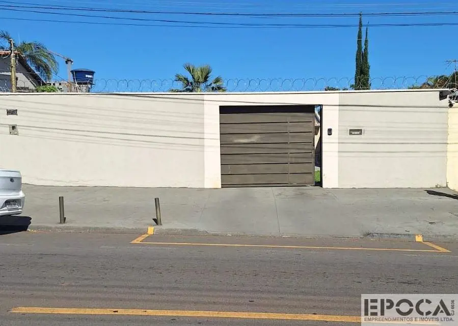 CASA COM ÁREA DO TERRENO DE 540 M², TODO PLANO ESCORRIDO PARA RUA COM UMA CASA D...