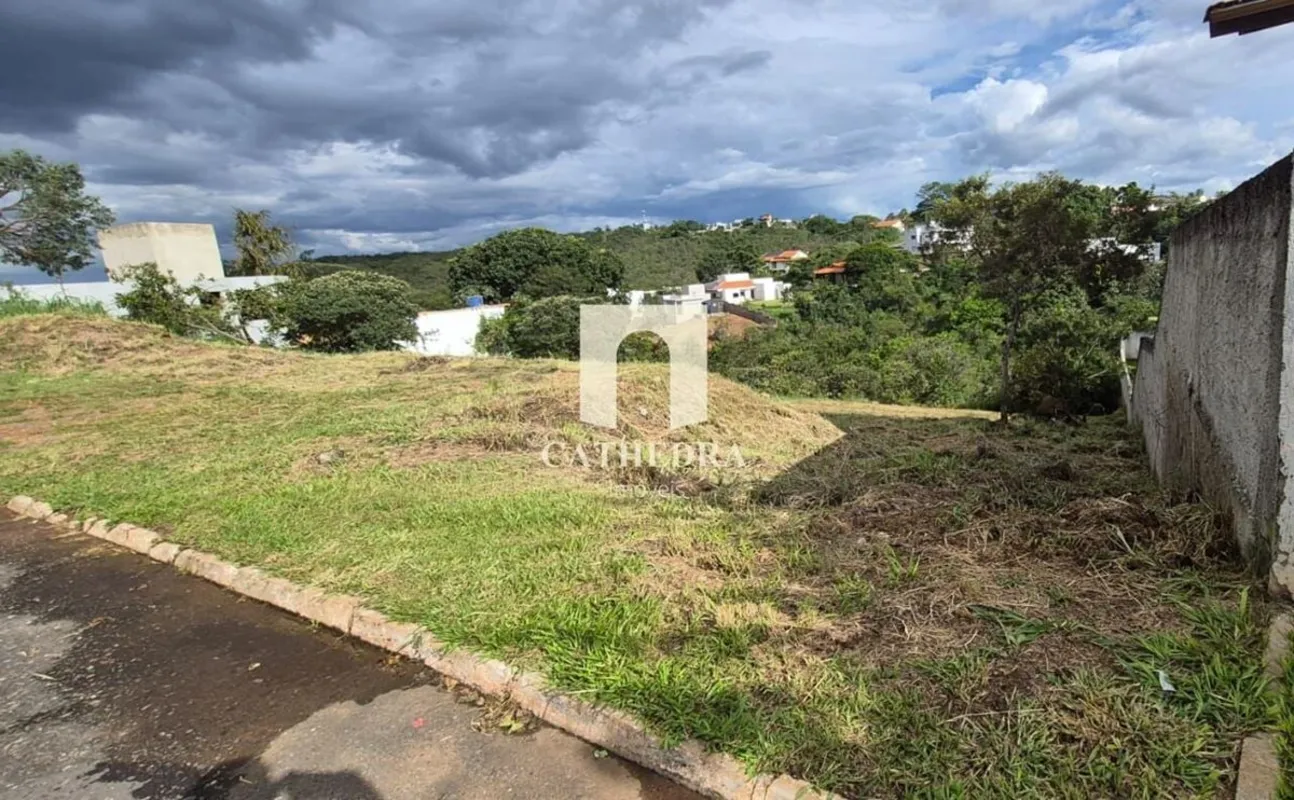 Procurando um terreno espaçoso em um condomínio repleto de opções de lazer? Este...
