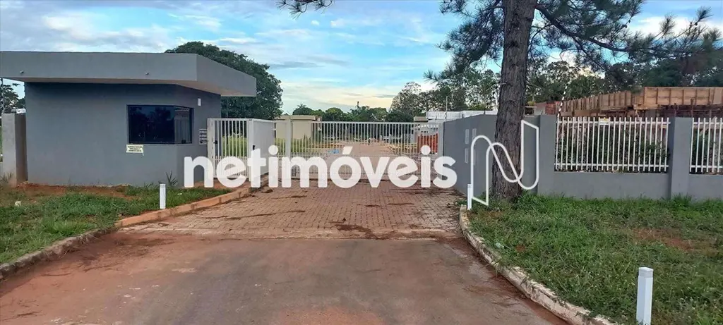 Fração de 2.500m² de área total e 2.125m² de área útil em lote plano e com boa l...