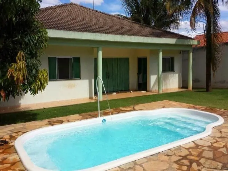 Casa com 300 m2 linear para seu bel prazer. Casa em condominio fechado com 38 ca...