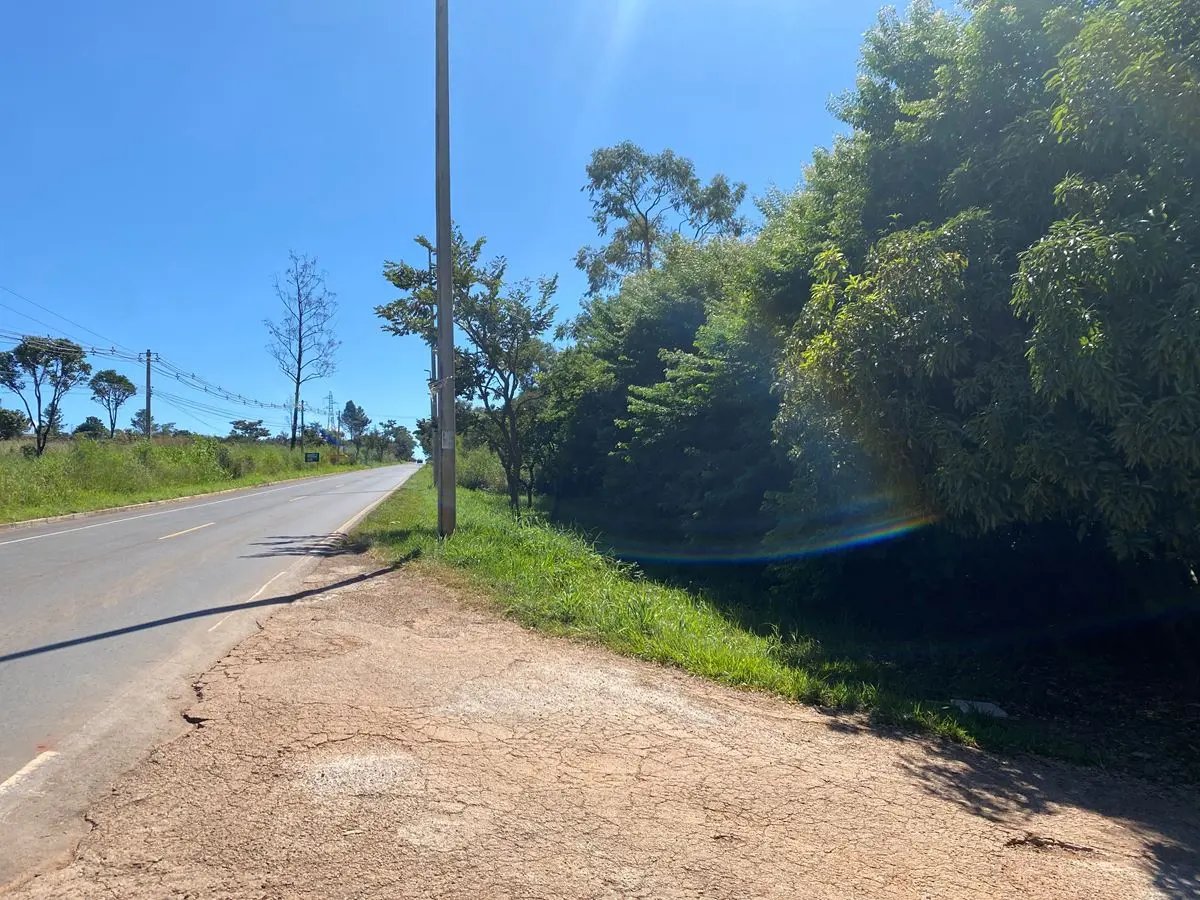 Esta casa/chácara no Jardim Botânico, à beira da DF 140, é uma excelente oportun...
