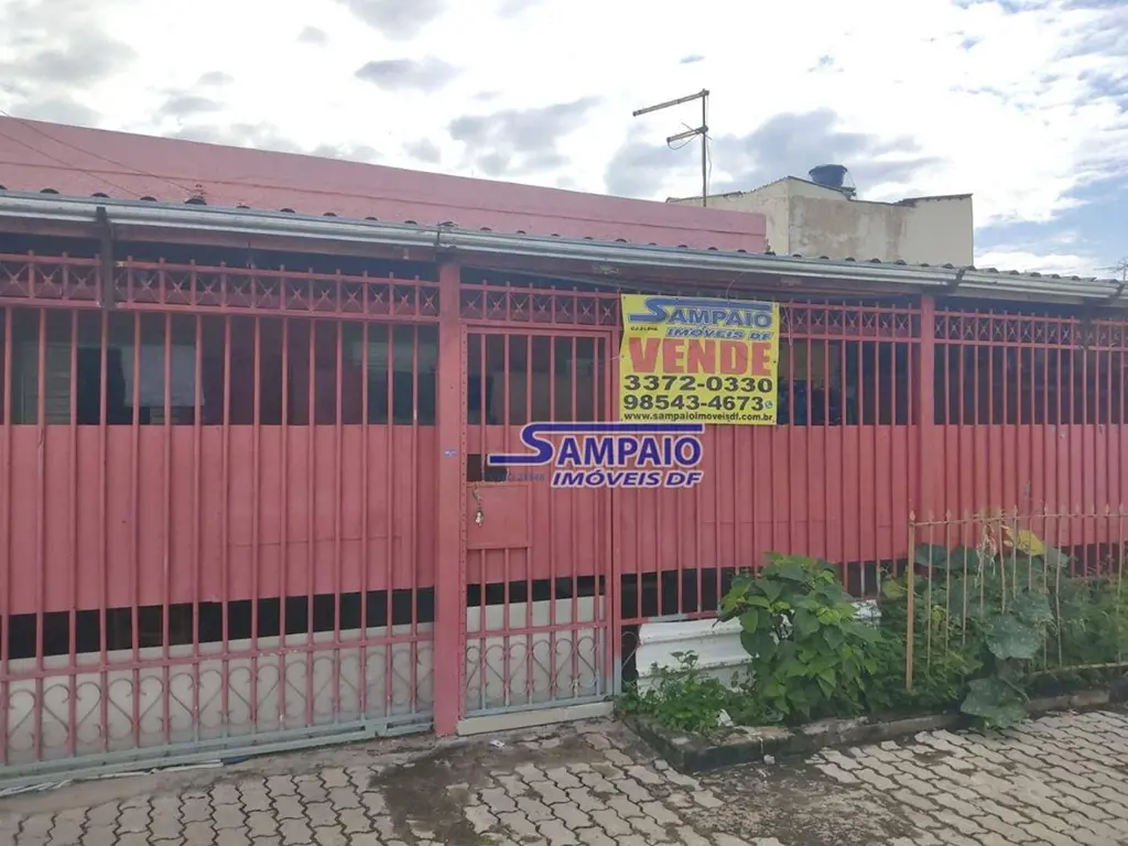 Casa de 02 Quartos e Casa de Fundos na QNL 26 Conjunto E!Este imóvel possui um G...