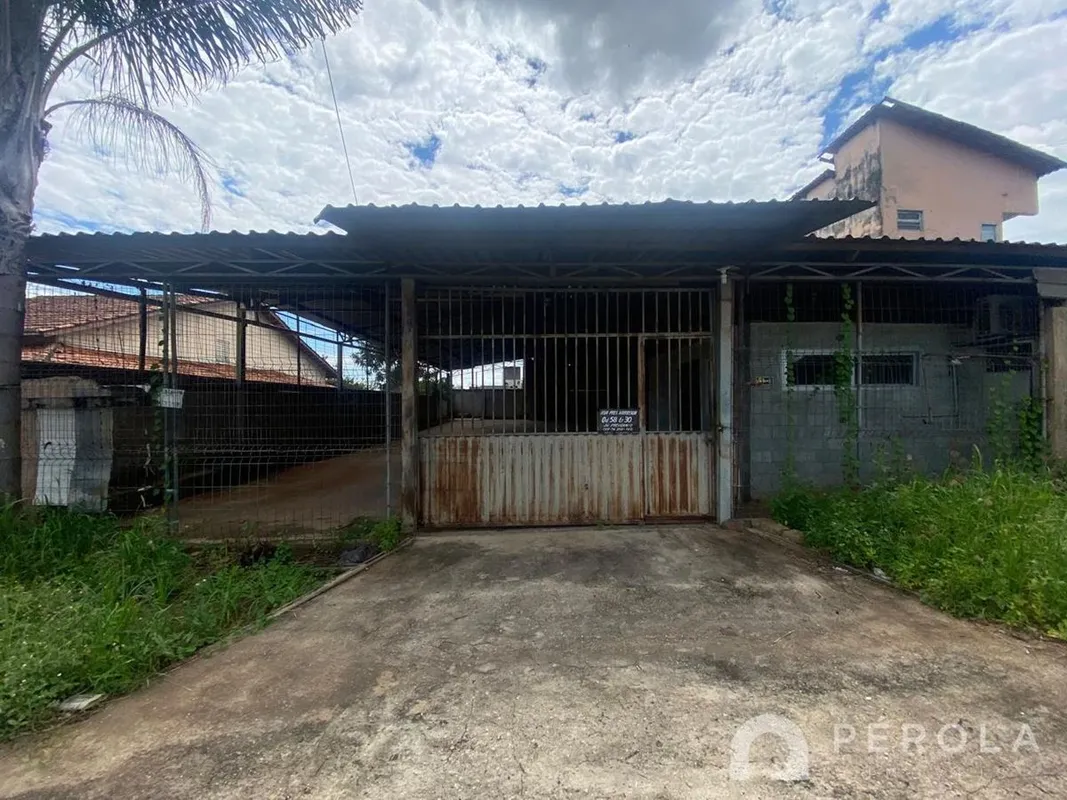 Galpão com 408m², com escritório e um banheiro. Teto com estrutura metálica e pi...