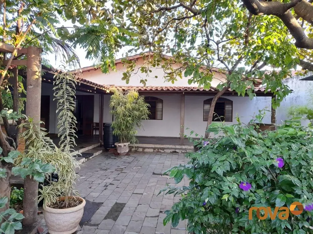 Casa com 540,00 m2 de lote entre a T9 e T63 com 4 quartos, sendo uma suíte, 4 ba...
