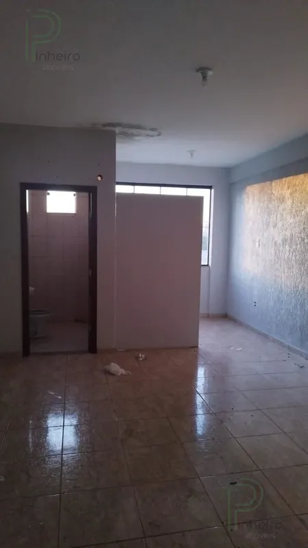  SALA COMERCIAL NO 2° ANDAR SITUADO NA QS 5 - AREAL Prédio situado em frente a C...