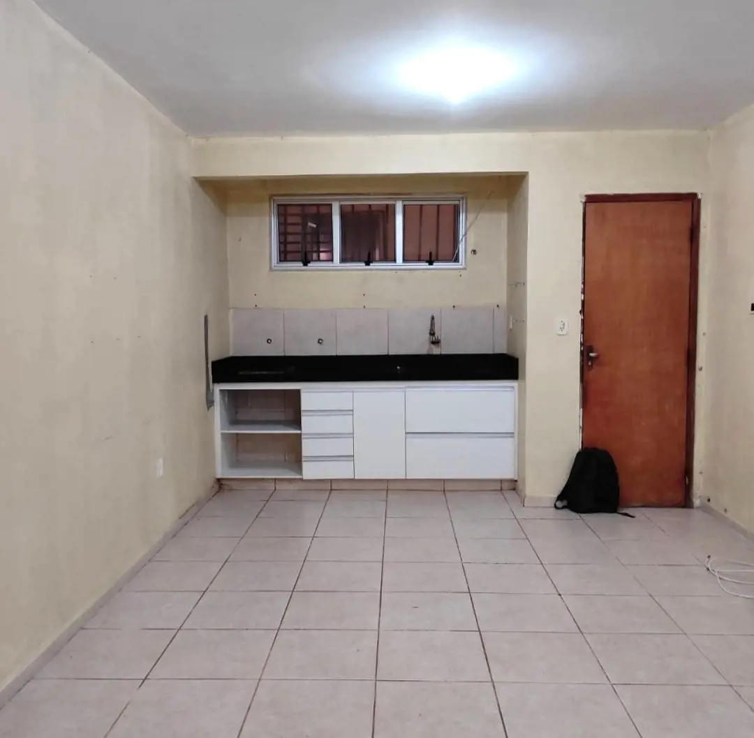 Excelente Kitnet com amplo espaço, banheiro social e área de ventilação. Piso em...