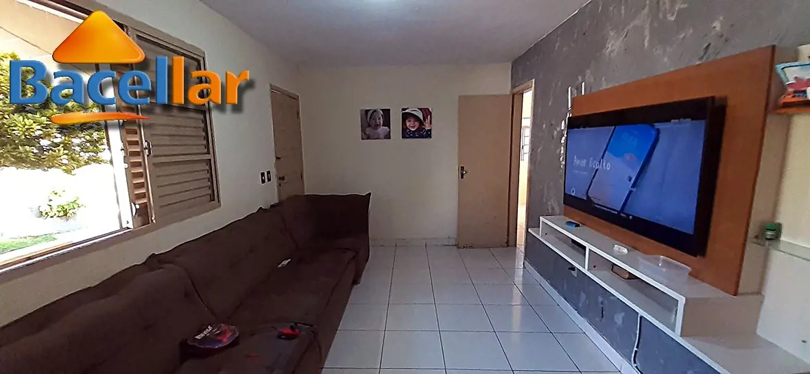 Casa em excelente localização, local seguro e tranquilo, próximo a comércio.•100...