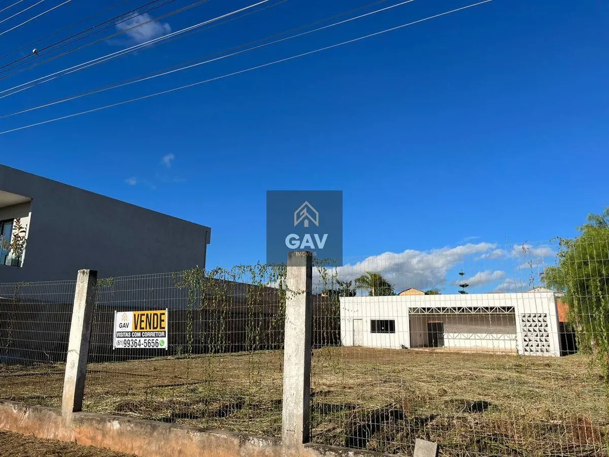 Oportunidade - Lote Jardim BotânicoÁrea terreno: 800m²Área construída: 75m²- Loc...