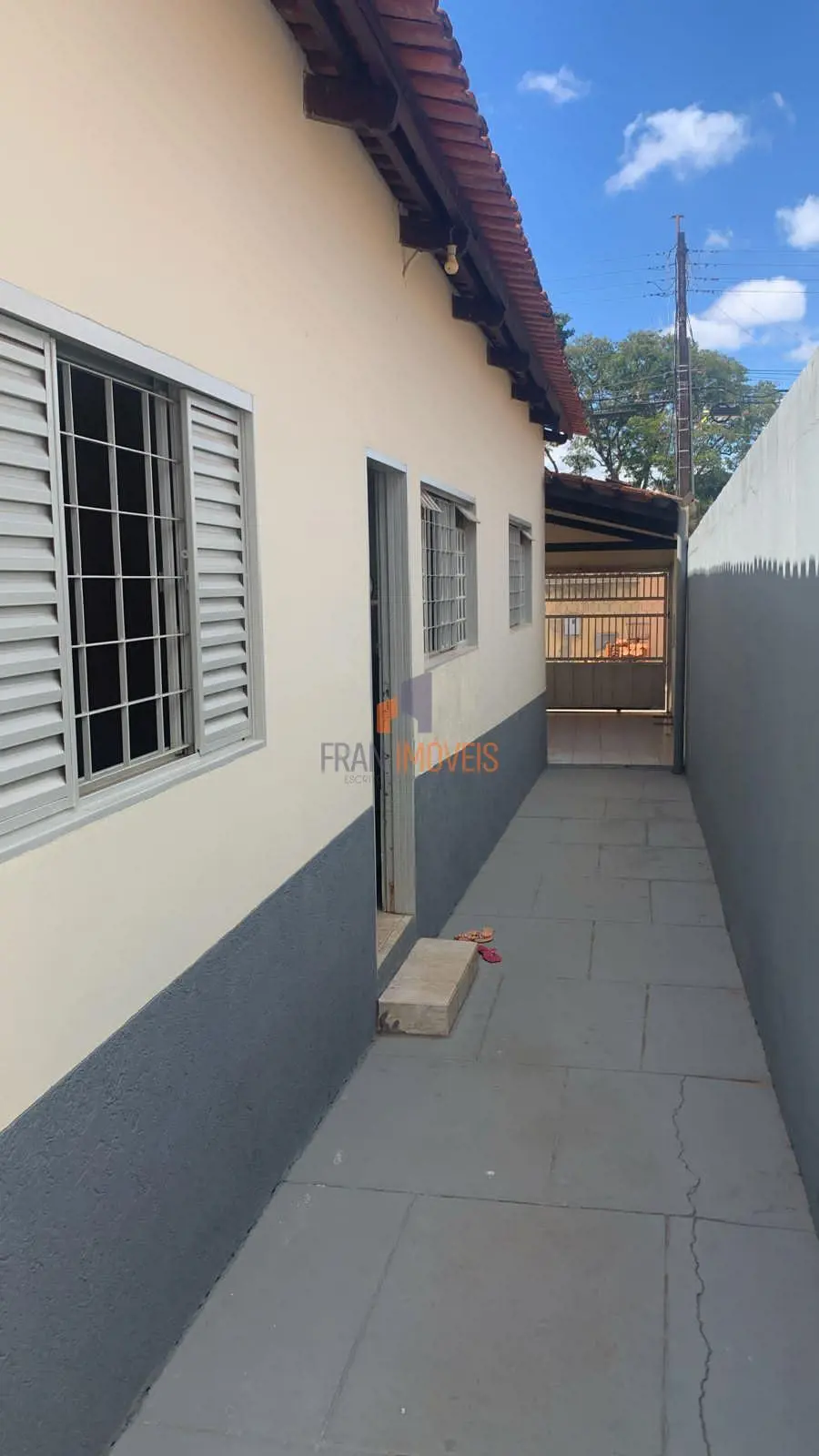 Casa no condomínio bem estar, composta por :° Sala;° Cozinha com armários;° 3 qu...