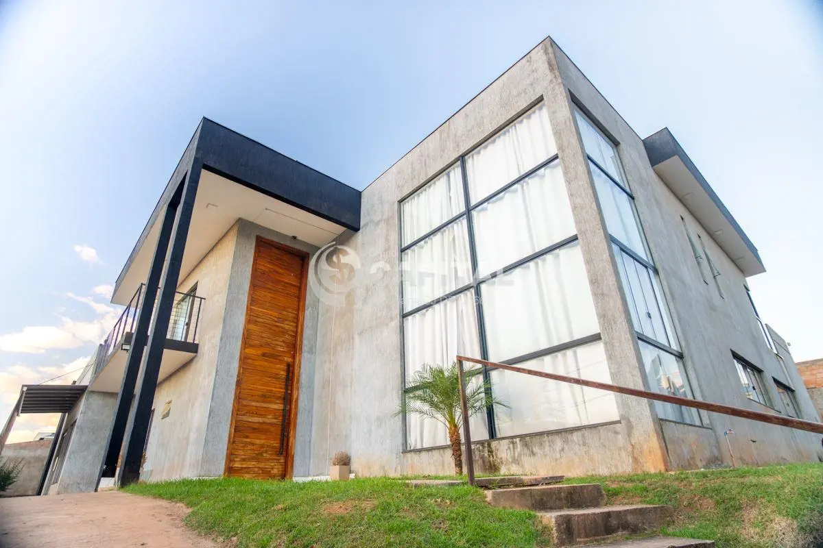 Belíssima casa em Condomínio com 4 Suítes, Varanda e Casa de Hóspedes!Seja bem-v...