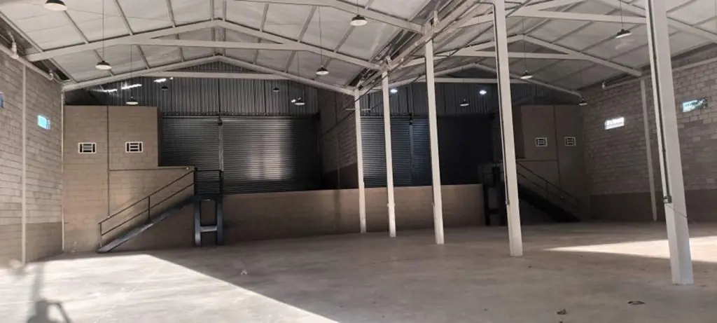 Galpão comercial, recém construído, em bloco de concreto frisado, de frente para...