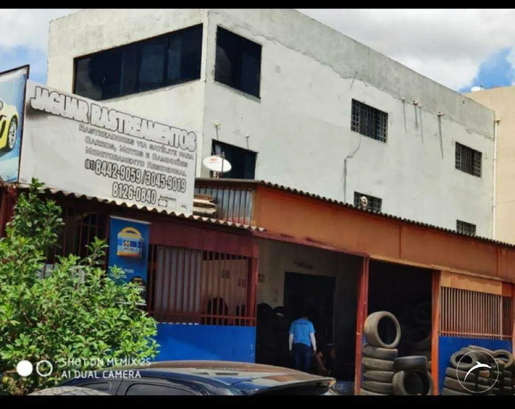 Prédio Comercial e Residencial com 2 Lojas e 2 Apartamentos na Samambaia disponí...