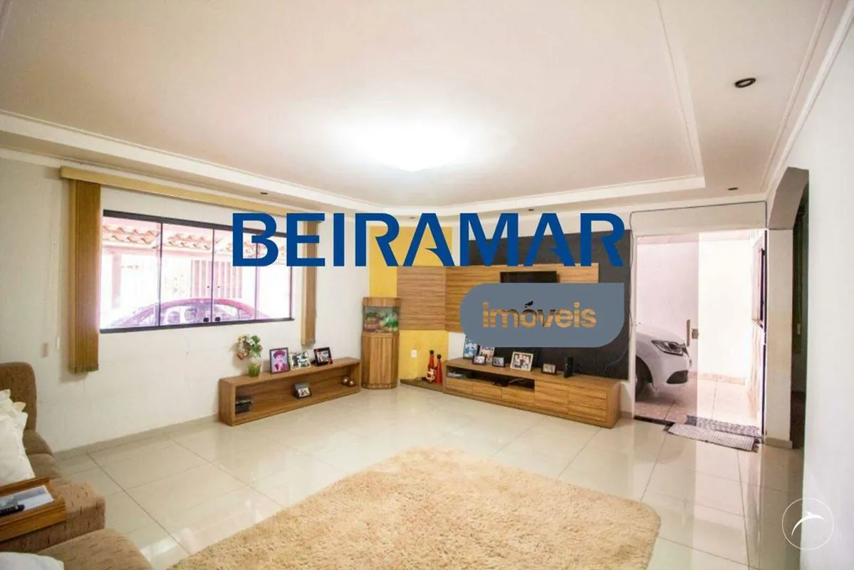 Sobrado com duas unidades habitacionais: a casa principal (sobrado) e uma casa n...