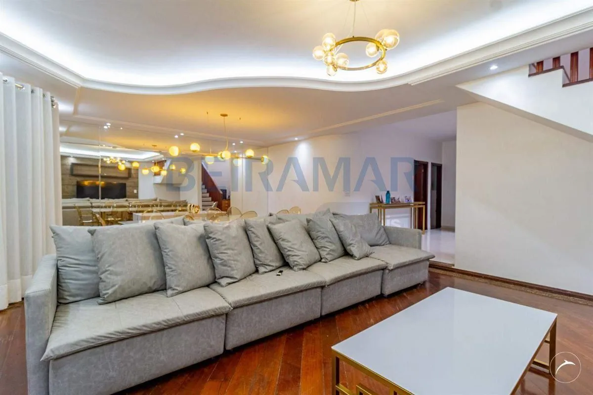 Excelente Sobrado com 5 Quartos e Área Gourmet - Localização Privilegiada!Térreo...