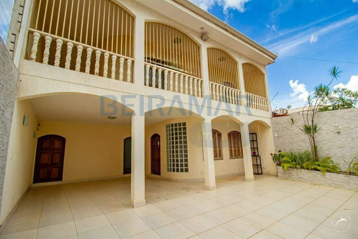 Sobrado Colonial com 5 Quartos, 2 Suítes, 5 Vagas de Garagem à Venda na QNA 53 -...