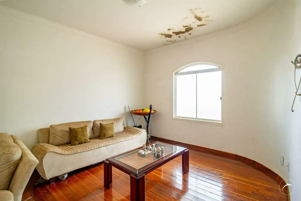 Sobrado Colonial com 5 Quartos, 2 Suítes, 5 Vagas de Garagem à Venda na QNA 53 -...