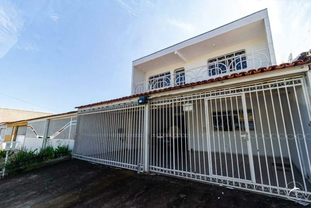 Sobrado Amplo com 3 Quartos, 2 Suítes e 2 Quitinetes para Renda Extra na QNN 24 ...