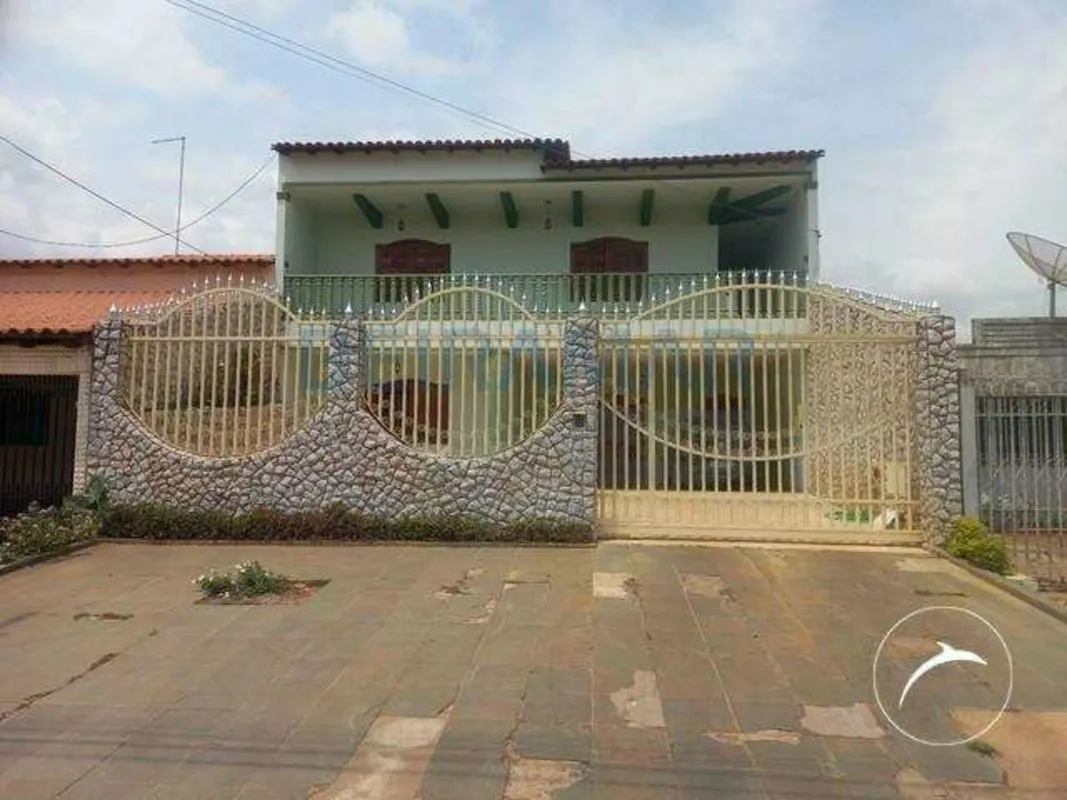 - 4 Quartos, com armários sendo 3 suítes- Sala ampla- 2 Banheiros sociais- Cozin...