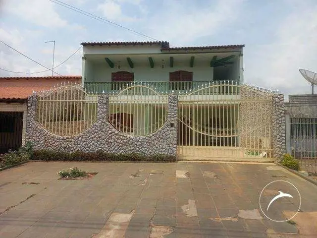 - 4 Quartos, com armários sendo 3 suítes- Sala ampla- 2 Banheiros sociais- Cozin...