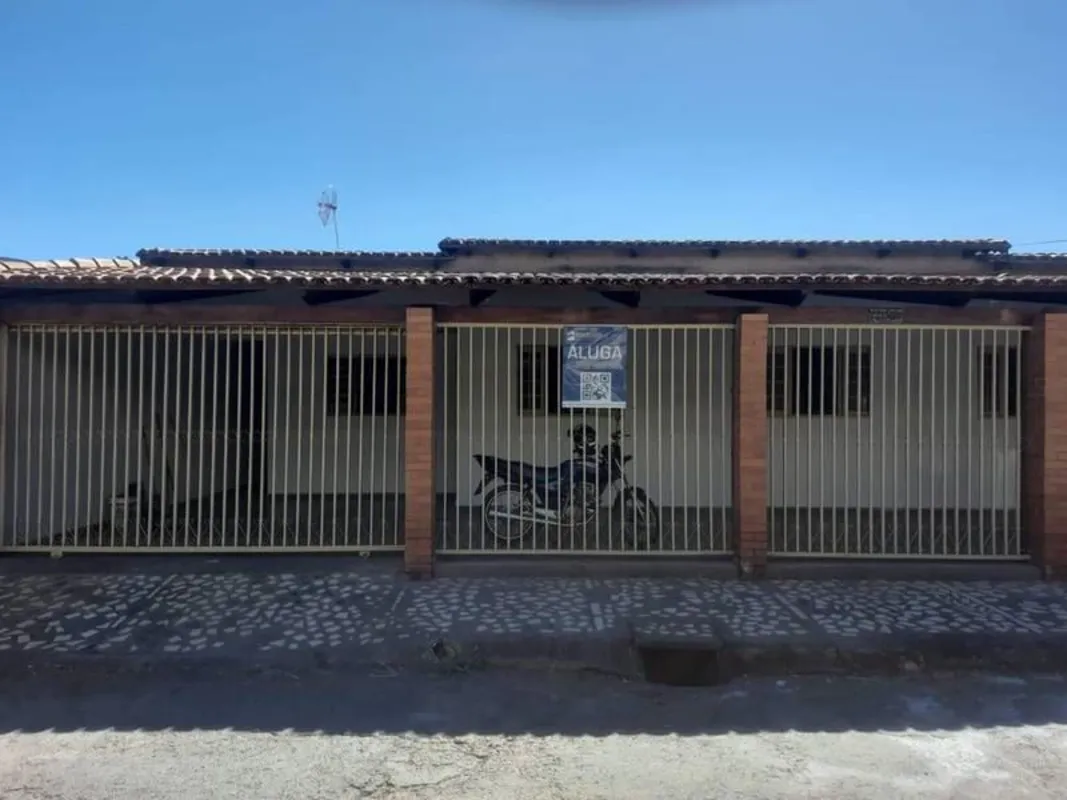 Aluga-se casa com área privativa de 198m² no Conjunto Guadalajara, com:- 4 quart...